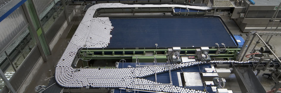 Ленточный конвейер горизонтальный для пластиковых бутылок накопительный ACMI